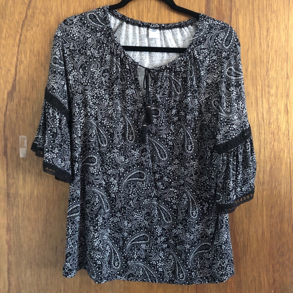 old navy black and white shirt